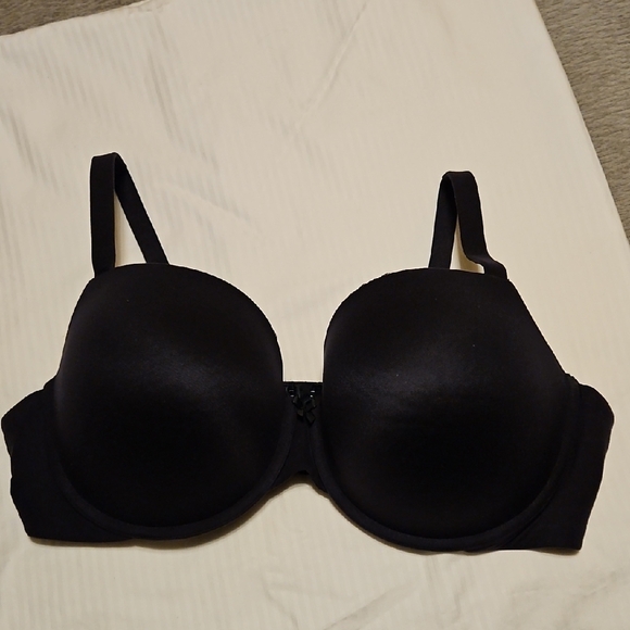 Sleek Black Underwire Bra with Molded Cups - Picture 1 of 6